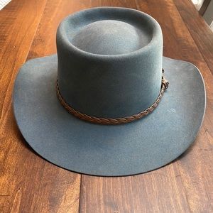 Akubra Australian snowy River hat. The color is blue gray. Brown leather trim